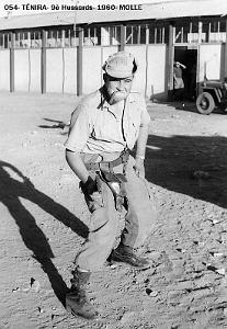 054- Tenira- Un tireur- 9e Hussards- 1960- Molle chauffeur du capitaine Perret